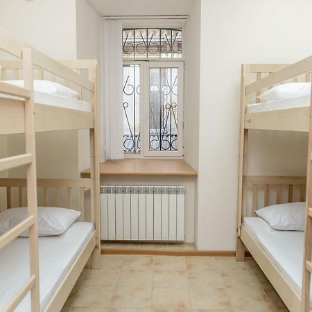 Globus Lipki Hostel Kiev Exteriör bild