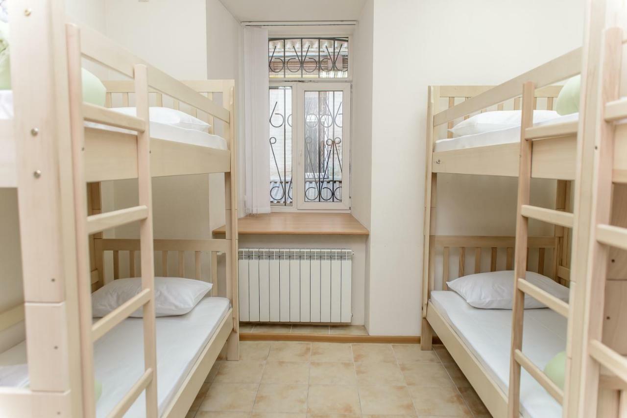 Globus Lipki Hostel Kiev Exteriör bild