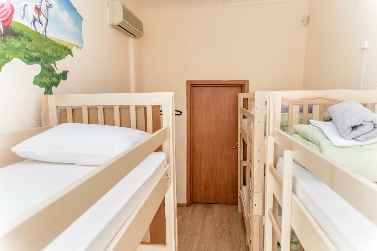 Globus Lipki Hostel Kiev Exteriör bild