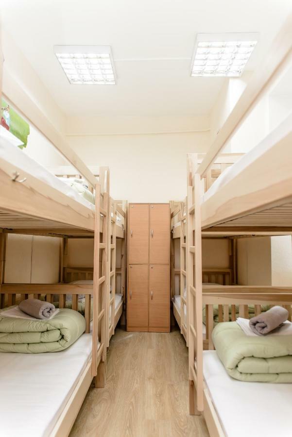 Globus Lipki Hostel Kiev Exteriör bild
