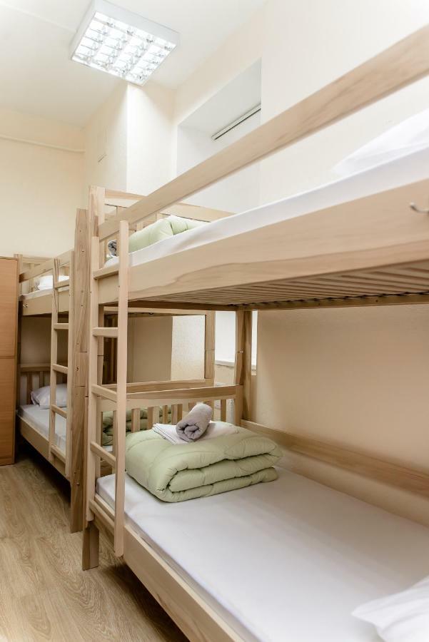 Globus Lipki Hostel Kiev Exteriör bild
