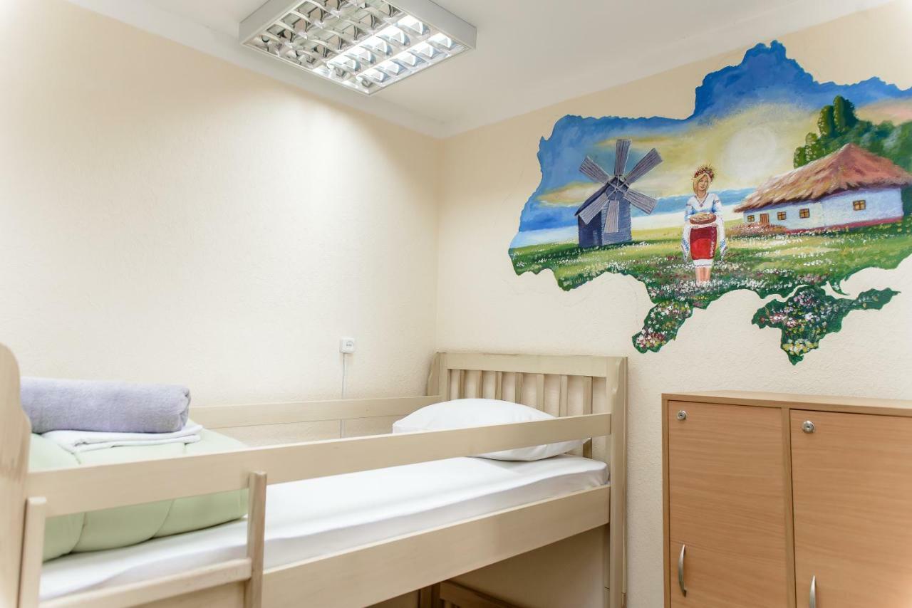 Globus Lipki Hostel Kiev Exteriör bild