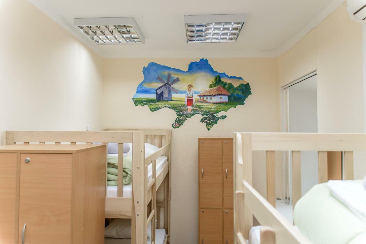 Globus Lipki Hostel Kiev Exteriör bild
