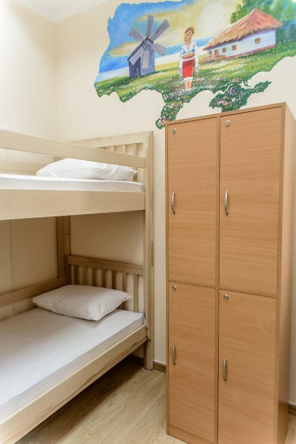 Globus Lipki Hostel Kiev Exteriör bild