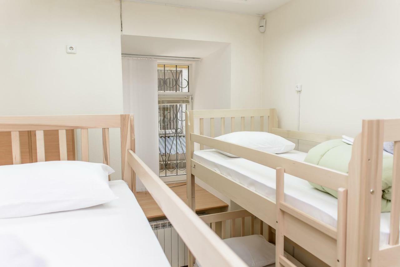 Globus Lipki Hostel Kiev Exteriör bild