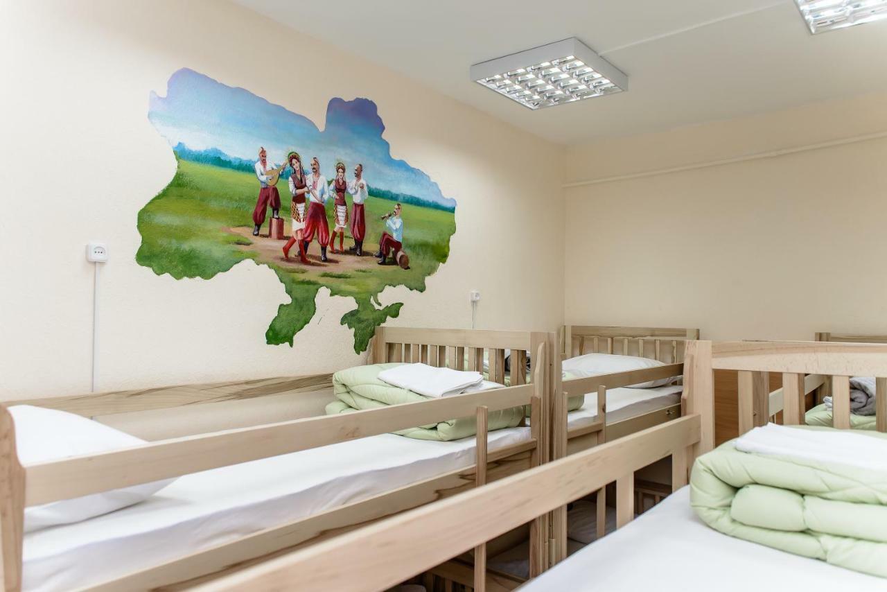 Globus Lipki Hostel Kiev Exteriör bild
