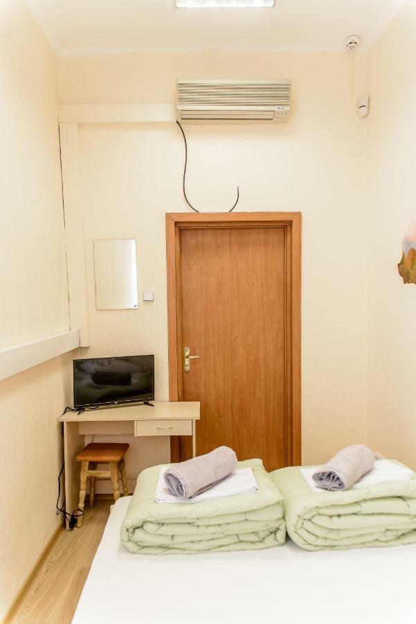 Globus Lipki Hostel Kiev Exteriör bild