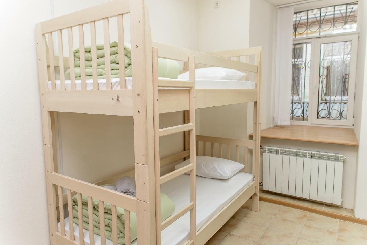 Globus Lipki Hostel Kiev Exteriör bild
