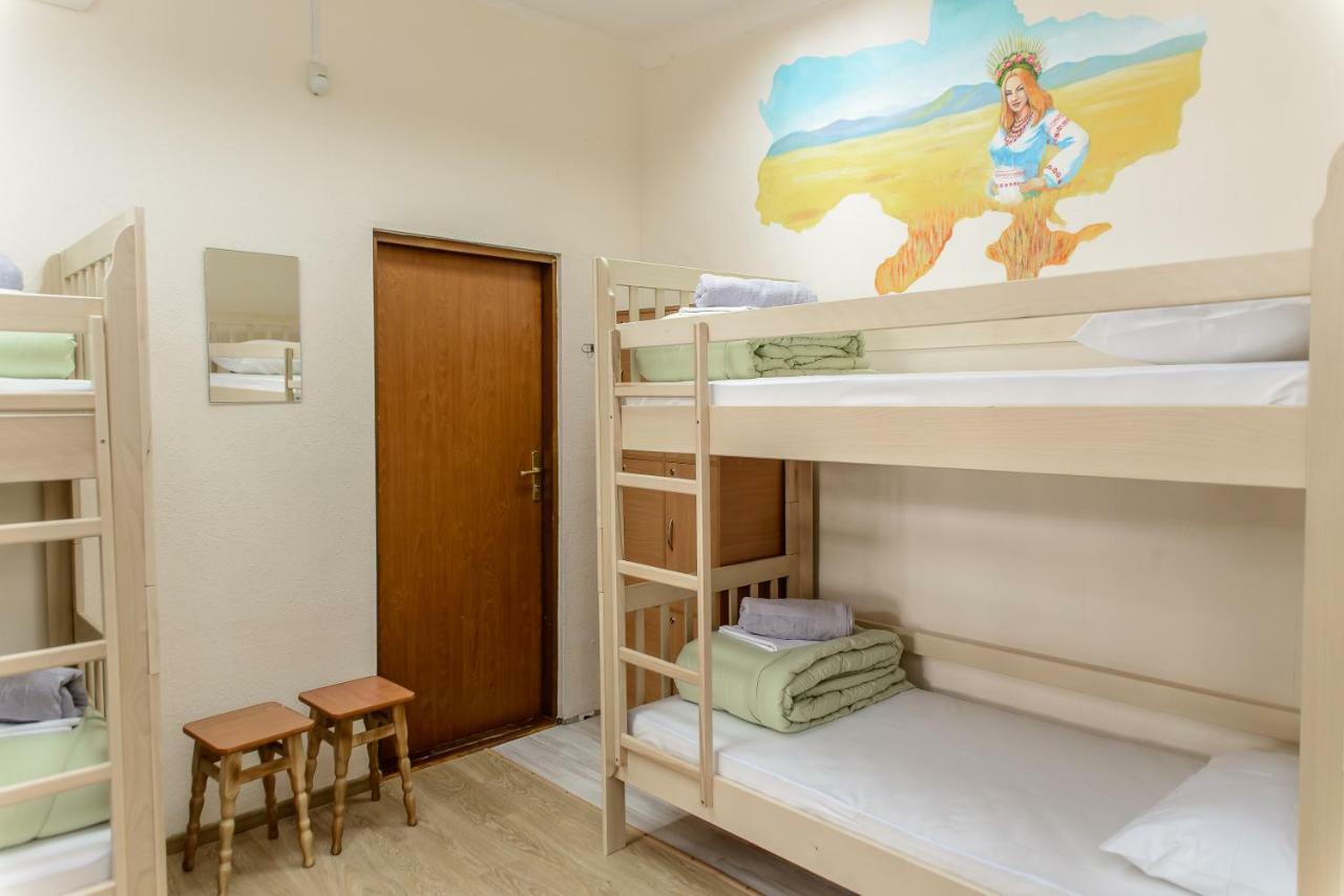 Globus Lipki Hostel Kiev Exteriör bild