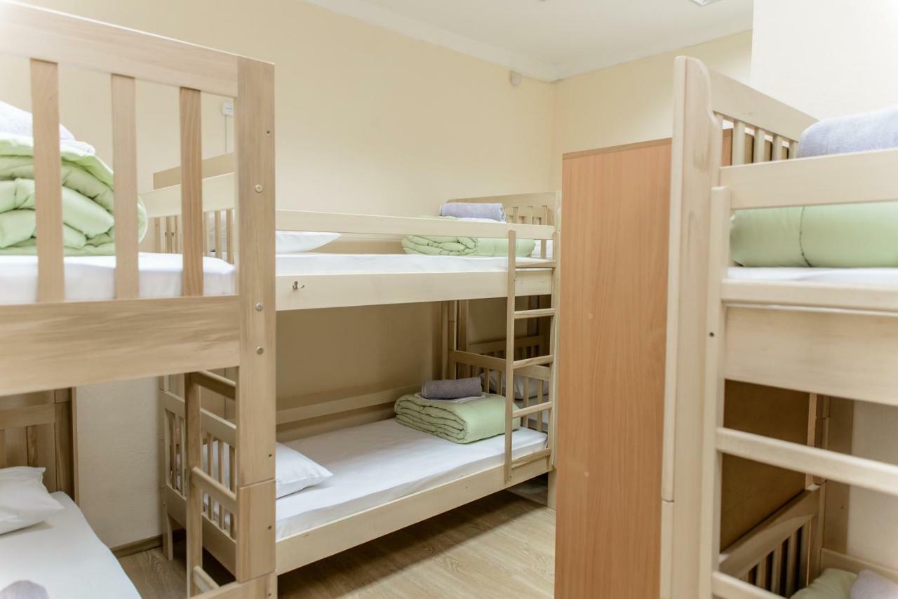 Globus Lipki Hostel Kiev Exteriör bild