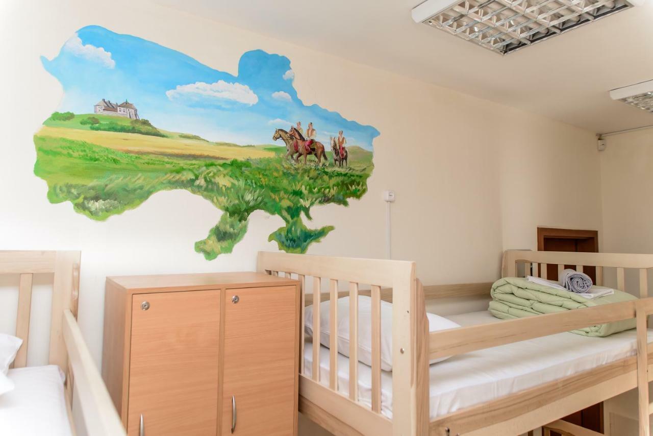 Globus Lipki Hostel Kiev Exteriör bild