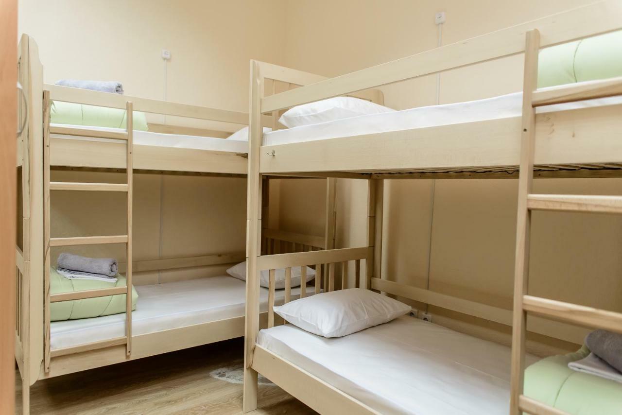 Globus Lipki Hostel Kiev Exteriör bild
