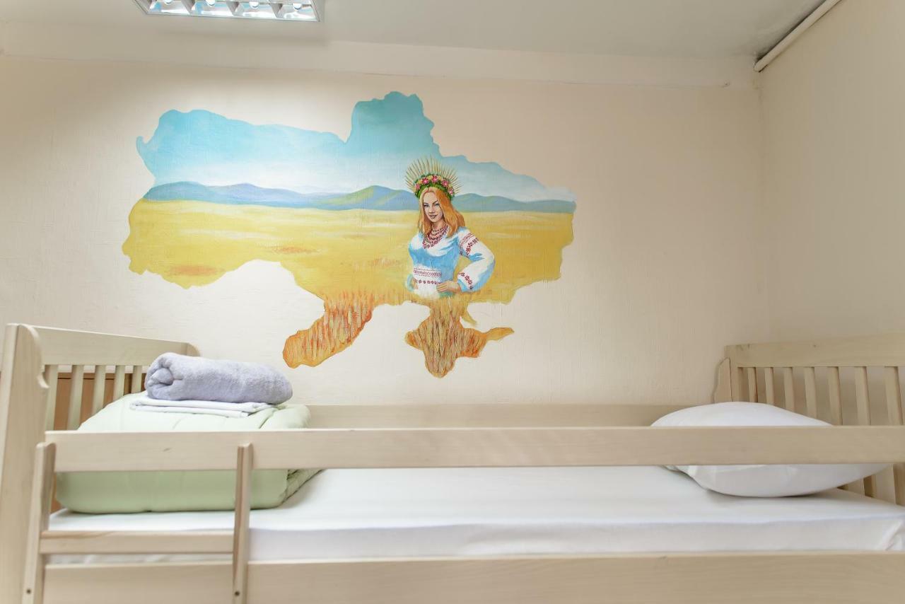 Globus Lipki Hostel Kiev Exteriör bild
