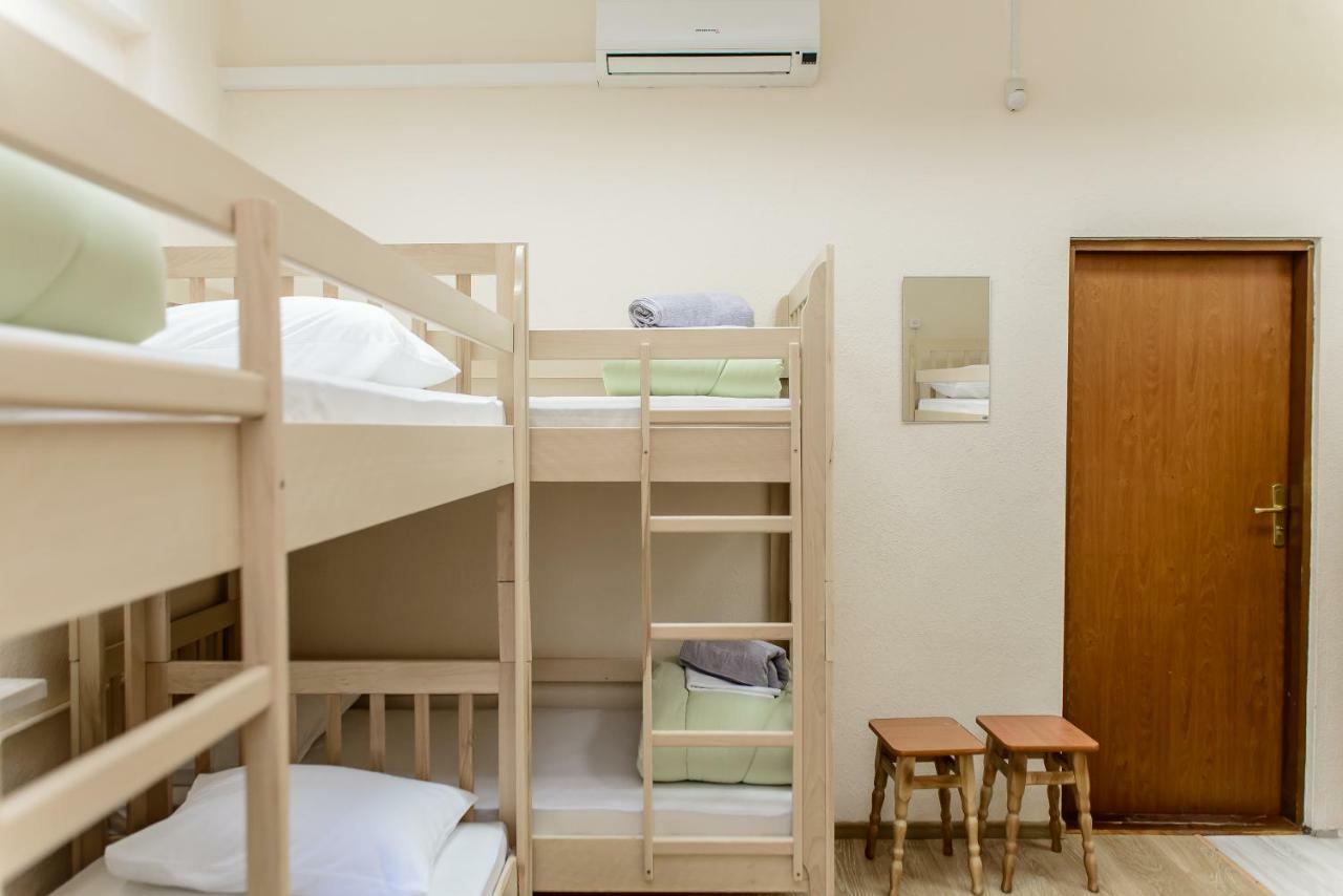Globus Lipki Hostel Kiev Exteriör bild