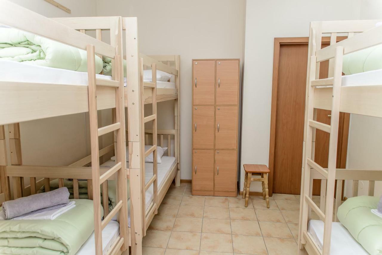 Globus Lipki Hostel Kiev Exteriör bild
