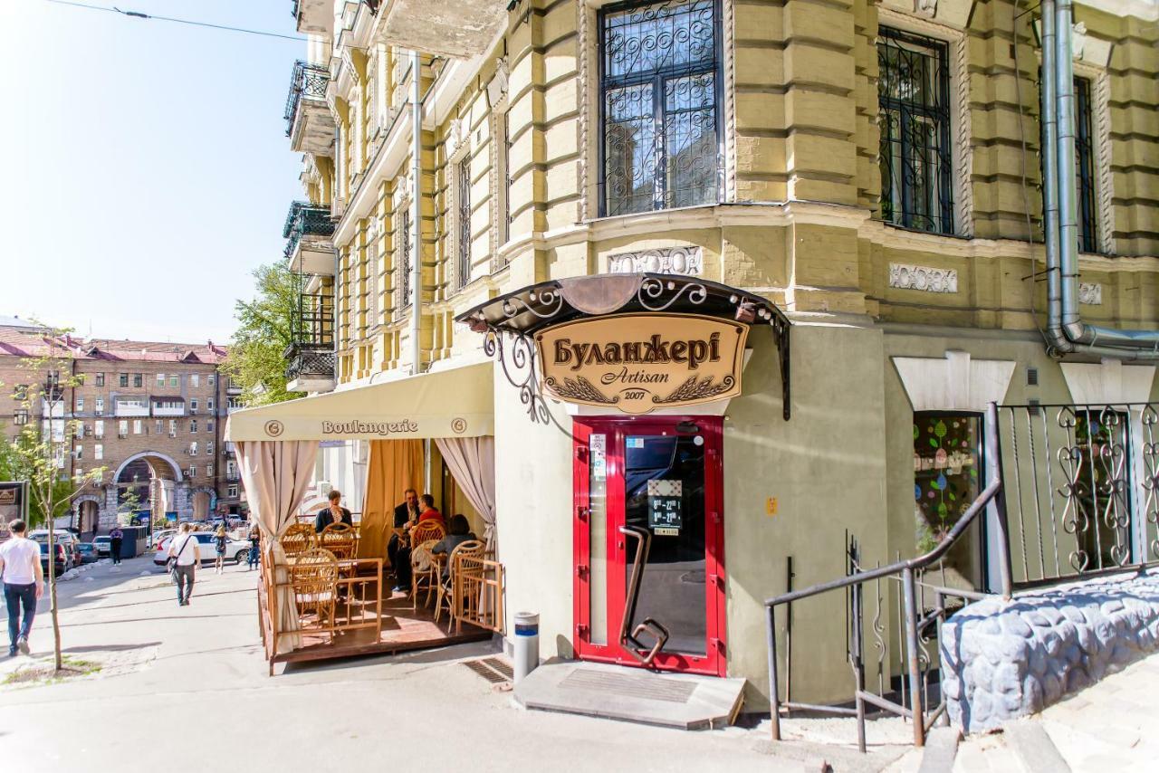 Globus Lipki Hostel Kiev Exteriör bild